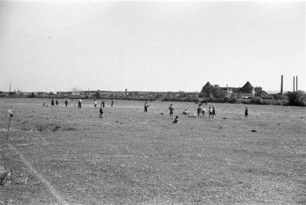 Viaggio in Jugoslavia. Sisak: veduta di un campo da gioco durante una partita di calcio