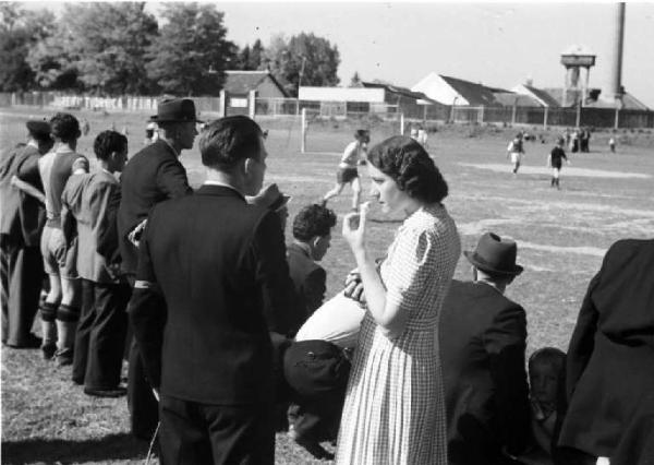 Viaggio in Jugoslavia. Domenica sportiva a Sisak: un gruppo di persone segue una partita di calcio dal bordo del campo