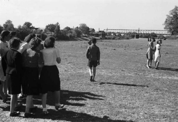 Viaggio in Jugoslavia. Domenica sportiva a Sisak: un gruppo di ragazze a passeggio nel prato