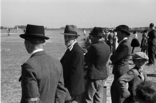 Viaggio in Jugoslavia. Domenica sportiva a Sisak: un gruppo di persone segue una partita di calcio dal bordo del campo