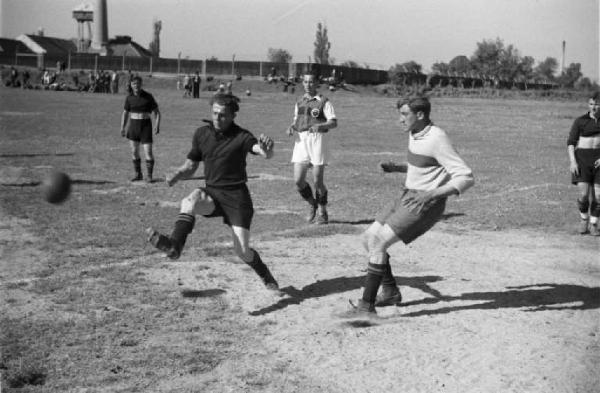 Viaggio in Jugoslavia. Domenica sportiva a Sisak: scorcio del campo di calcio durante una fase di gioco