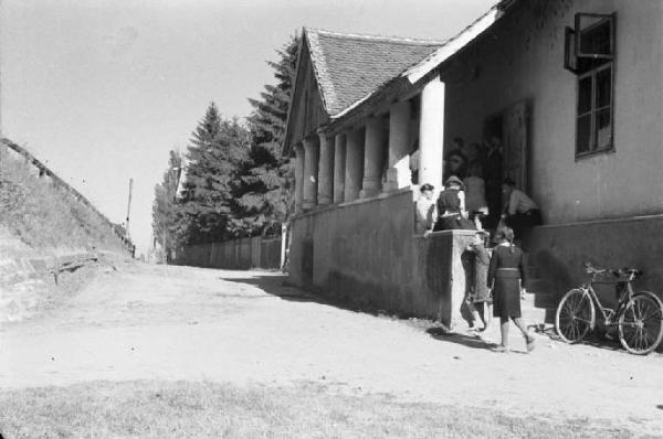 Viaggio in Jugoslavia. Esterno di una scuola - allievi in pausa