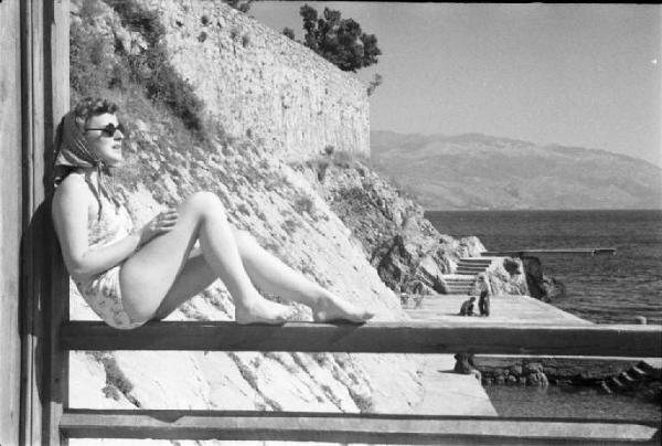 Viaggio in Jugoslavia. Giovane donna prende il sole