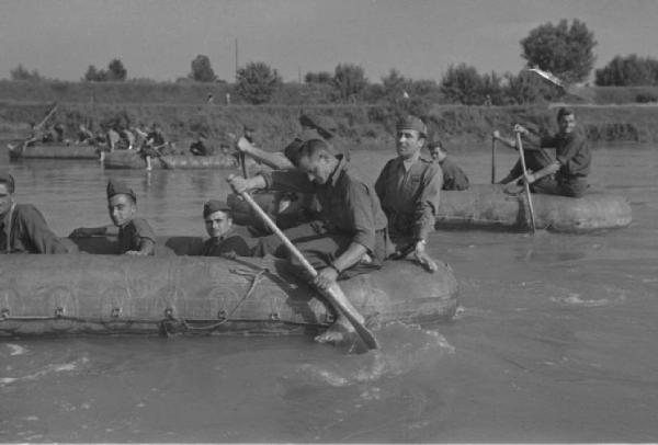 Soldati italiani a bordo di gommoni sul Po