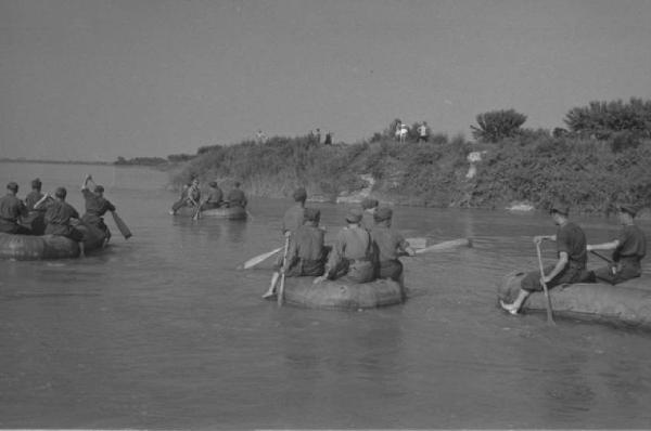 Soldati italiani a bordo di gommoni sul Po