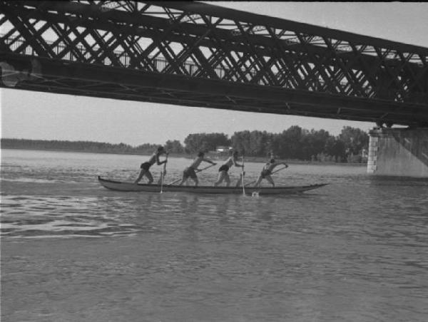 Ponte della ferrovia sul fiume Po - canoa con quattro vogatori