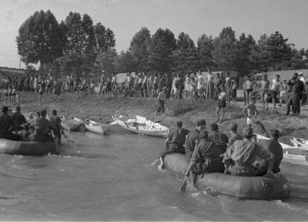 Soldati a bordo di gommoni sul Po - folla assiepata sulle rive