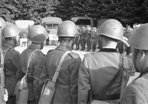 Presidio militare - soldati assistono alla messa