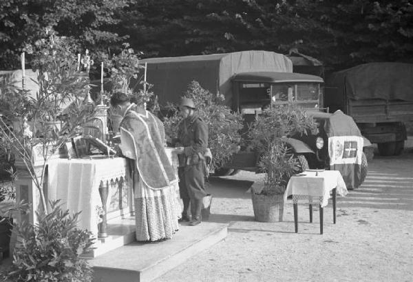 Presidio militare - sacerdote officia la messa