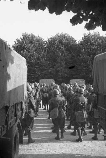 Presidio militare - soldati tra autocarri