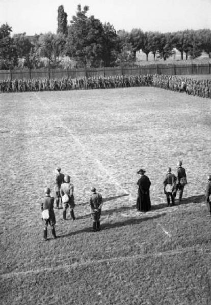 Presidio militare - soldati schierati attorno ad un campetto da calcio