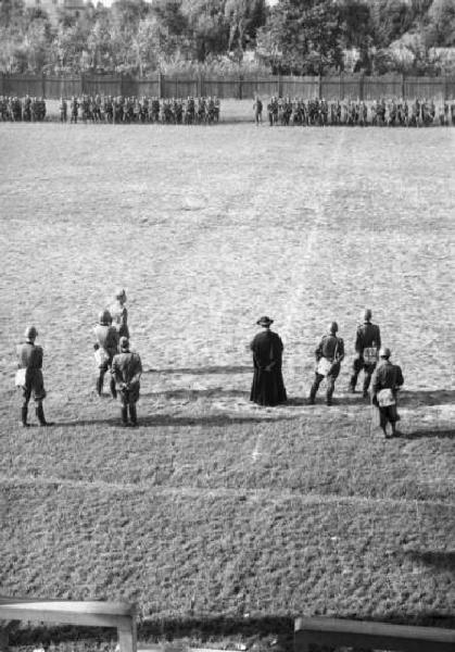 Presidio militare - soldati schierati attorno a un campetto da calcio