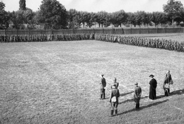 Presidio militare - soldati schierati attorno a un campetto da calcio