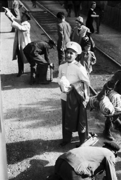 Viaggio in Jugoslavia. Verso Sebenico: gruppo di viaggiatori alla stazione del treno in attesa della partenza