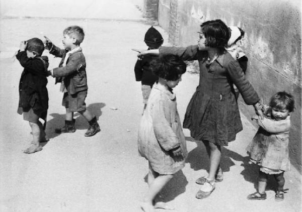 Napoli. Bambini giocano in strada
