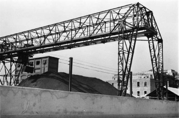 Porto di Napoli. Carroponte e cumulo di materiale