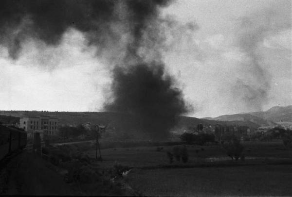 Viaggio in Jugoslavia.  Verso  Sebenico: campagna nei pressi di Knin - scorcio del paesaggio con nube di fumo dal finestrino del treno