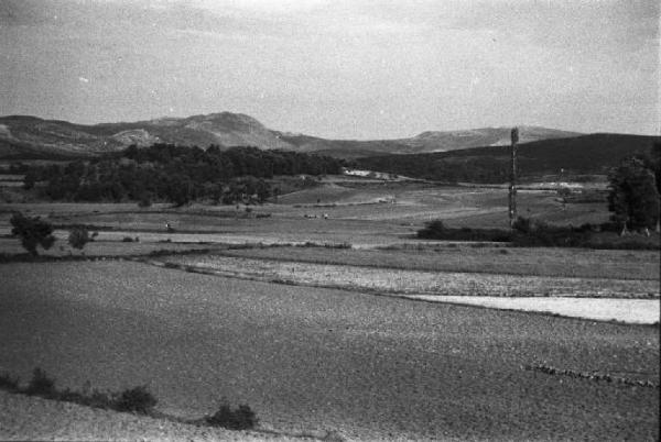 Viaggio in Jugoslavia. Verso Sebenico: campagna nei pressi di Knin - scorcio del paesaggio dal finestrino del treno