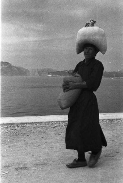 Viaggio in Jugoslavia. Sebenico: donna nei pressi del lugomare