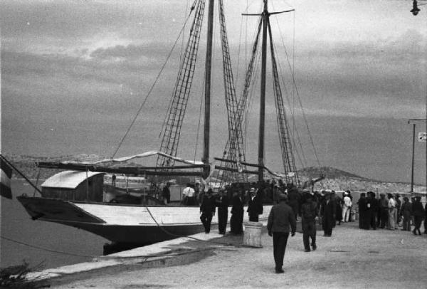 Viaggio in Jugoslavia. Sebenico: barca italiana ormeggiata nei pressi del molo