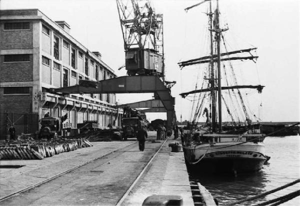 Porto di Napoli. Banchina con magazzini - gru - imbarcazione a vela