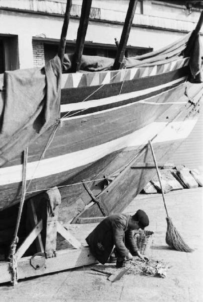 Porto di Napoli. Fiancata di una barca