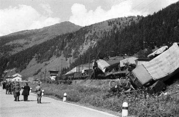 Campagna di Russia. Treno militare in viaggio verso il fronte russo - deragliamento al Brennero