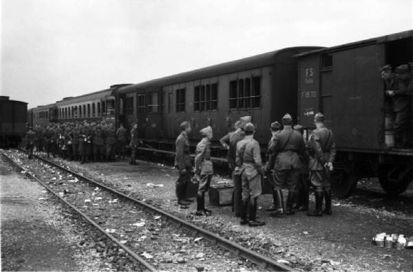 Campagna di Russia. Treno militare in viaggio verso il fronte russo - convoglio in sosta - militari lungo i binari