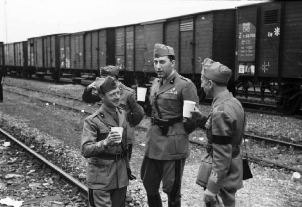 Campagna di Russia. Treno militare in viaggio verso il fronte russo - convoglio in sosta - ritratto maschile - militari lungo i binari