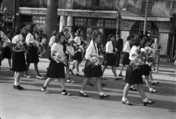 Viaggio in Jugoslavia. Sebenico: gruppo di fanciulle percorre le vie della città in occasione di una festa