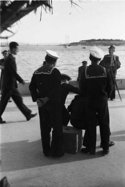 Viaggio in Jugoslavia. Sebenico: gruppo di marinai sulla banchina nei pressi del porto