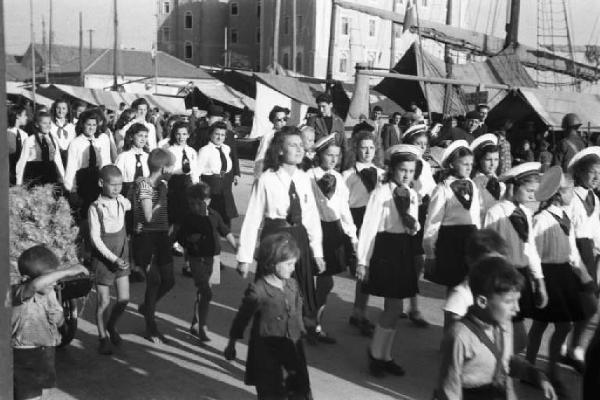 Viaggio in Jugoslavia. Sebenico: gruppo di fanciulli sfilano per le vie della città, accompagnati dalle insegnanti