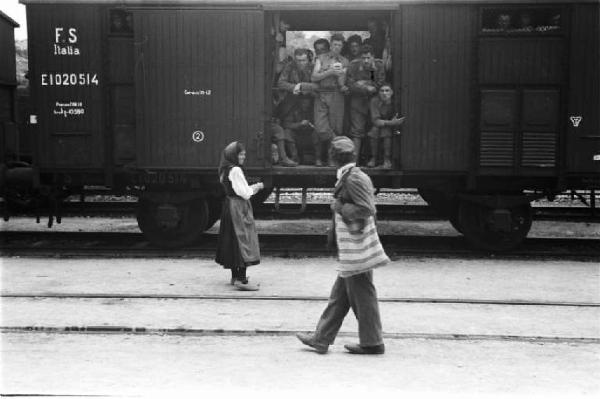 Viaggio in Jugoslavia. Sebenico: ultimi saluti prima della partenza del treno