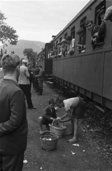 Viaggio in Jugoslavia. Stazione ferroviaria di Spalato: i viaggiatori scendono dalle carrozze
