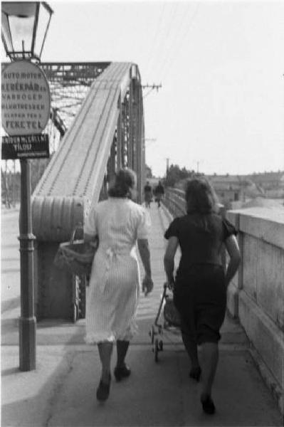 Campagna di Russia. Viaggio attraverso l'Ungheria - due donne percorrono un ponte