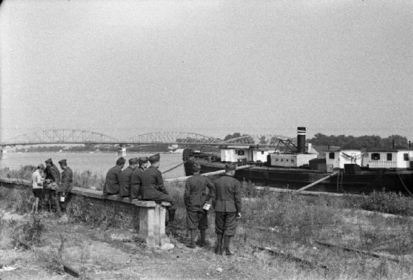 Campagna di Russia. Viaggio attraverso l'Ungheria - militari in riva al Danubio - nave ormeggiata