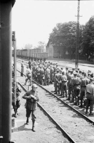 Campagna di Russia. Budapest - stazione ferroviaria - militari lungo binari