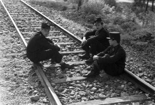 Campagna di Russia. Viaggio in treno attraverso l'Ungheria - Niszyd - ritratto di gruppo - militari seduti sui binari