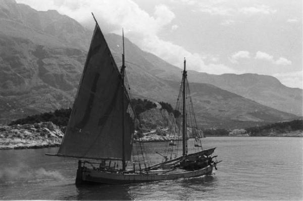 Viaggio in Jugoslavia. Verso Dubrovnik (Ragusa): scorcio dalla barca di una piccola imbarcazione ormeggiata in una baia