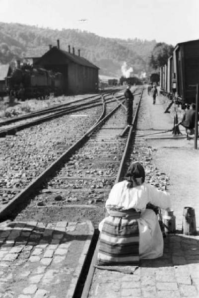 Campagna di Russia. Viaggio in treno attraverso la Transilvania - donna seduta lungo i binari