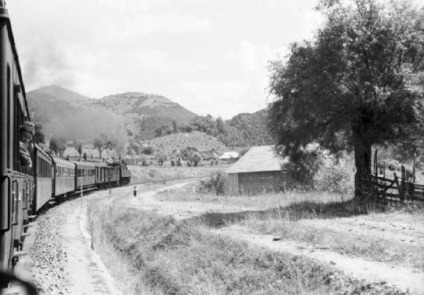 Campagna di Russia. Viaggio in treno attraverso la Transilvania - panorama - colline - casa