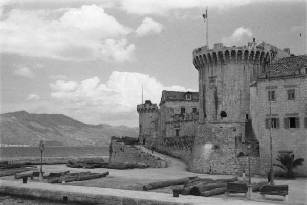 Viaggio in Jugoslavia. Verso Dubrovnik (Ragusa). Cuzzola: scorcio del borgo con il castello in primo piano