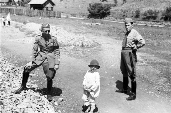 Campagna di Russia. Viaggio in treno attraverso la Transilvania - ritratto di gruppo - militari e un bambino