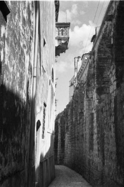 Viaggio in Jugoslavia. Verso Dubrovnik (Ragusa). Cuzzola:  scorcio di un vicolo all'interno del borgo