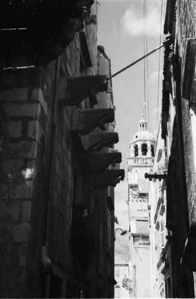 Viaggio in Jugoslavia. Verso Dubrovnik (Ragusa). Cuzzola: scorcio di un vicolo all'interno del borgo - sullo sfondo si riconosce il campanile della cattedrale