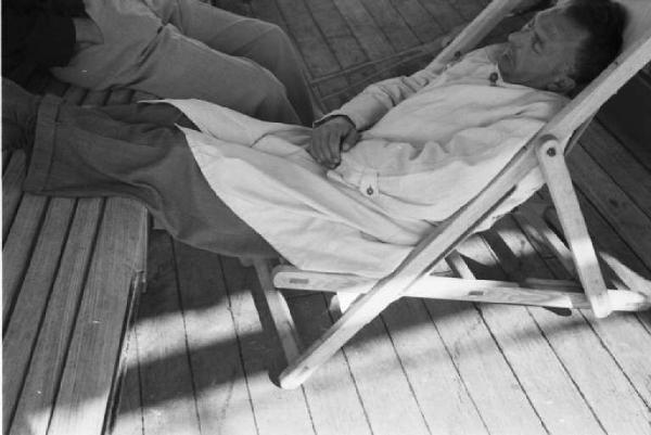 Viaggio in Jugoslavia. Verso Dubrovnik (Ragusa): un passeggero dorme accasciato sopra una fune sul pontile della nave