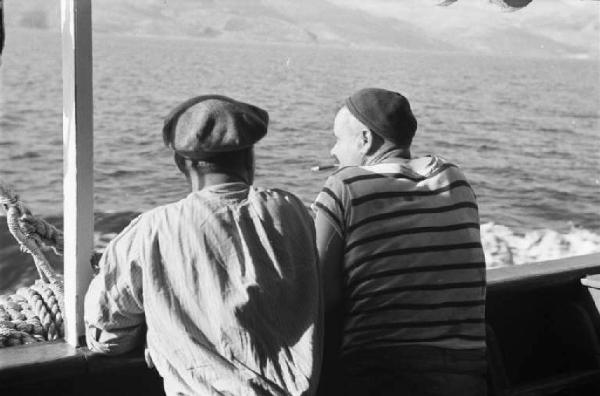 Viaggio in Jugoslavia. Verso Dubrovnik (Ragusa): due marinai di spalle guardano l'orizzonte dal pontile della barca