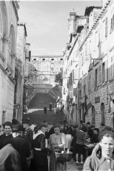 Viaggio in Jugoslavia. Dubrovnik (Ragusa): scorcio di un vicolo gremito di gente all'interno del centro storico