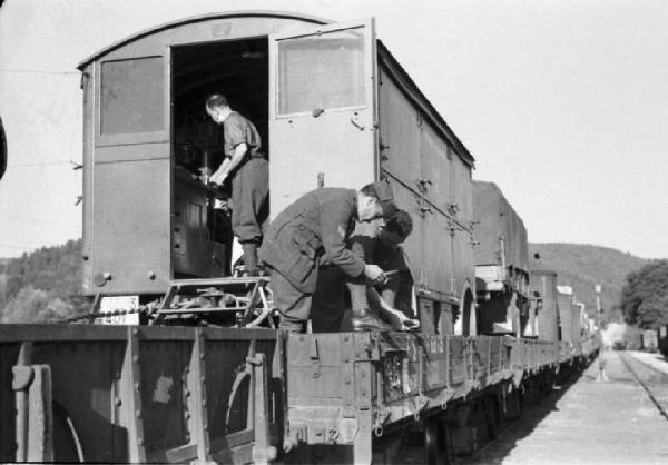 Campagna di Russia. Viaggio in treno attraverso la Transilvania - treno merci trasporta convoglio di autocarri - militari