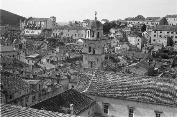 Viaggio in Jugoslavia. Dubrovnik (Ragusa): scorcio aereo del centro urbano - si riconosce il campanile della cattedrale
